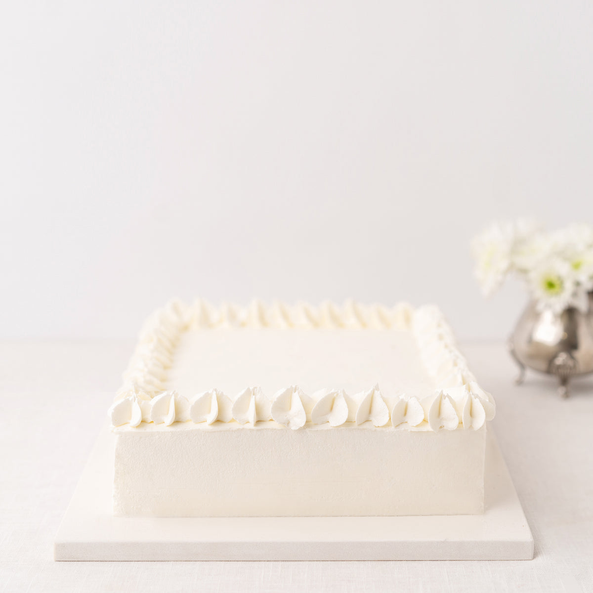 Bolo de aniversário simples feminino branco coberto com manteiga – Love In  a Cake