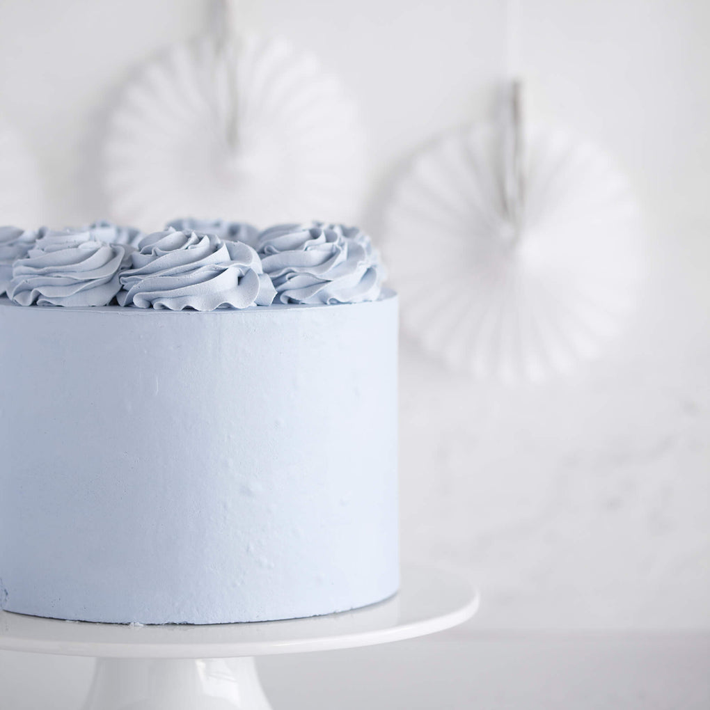 Bolo de aniversário simples feminino azul coberto com manteiga